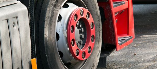 Колесо грузовика, архивное фото Колесо грузовика, архивное фото - Sputnik Беларусь