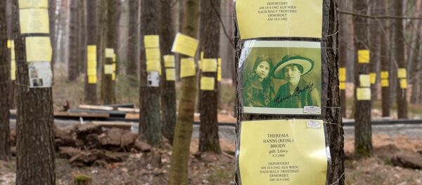 Таблічкі з імёнамі пахаваных у Благаўшчыне Таблічкі з імёнамі пахаваных у Благаўшчыне - Sputnik Беларусь