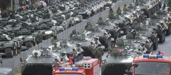 Механізаваная калона на вуліцы Старынаўскай Механізаваная калона на вуліцы Старынаўскай - Sputnik Беларусь