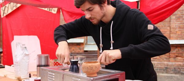 Хлопец варыць каву на свяце роднай ежы Усё Сваё - Sputnik Беларусь