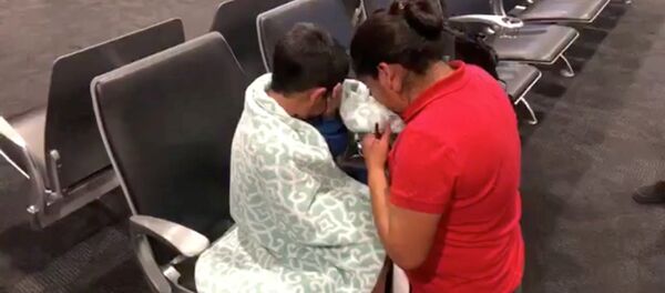 Женщине-мигрантке вернули сына - Sputnik Беларусь