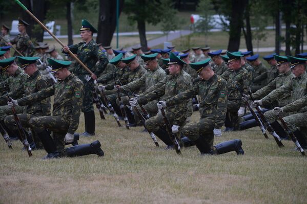 Всего в параде задействовано около 3,2 тысячи военнослужащих - Sputnik Беларусь