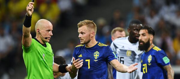 Главный судья Шимон Марциняк и Себастьян Ларссон (Швеция) - Sputnik Беларусь
