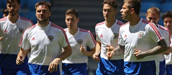 Игрок сборной России Владимир Гранат и Федор Смолов - Sputnik Беларусь