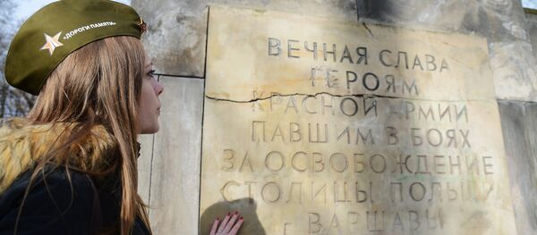 Ускладанне кветак на магілы савецкіх салдат у Польшчы - Sputnik Беларусь