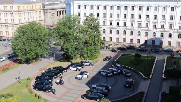 Машины диппредставителей разных стран перед зданием МИДа Беларуси - Sputnik Беларусь