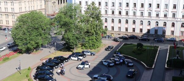 Машины диппредставителей разных стран перед зданием МИДа Беларуси - Sputnik Беларусь