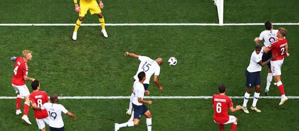 Игроки сборных Дании и Франции в матче группового этапа чемпионата мира по футболу - Sputnik Беларусь