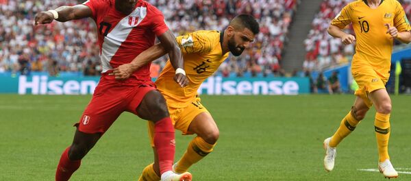 Слева направо: Луис Адвинкула (Перу), Азиз Бехич (Австралия), Робби Круз (Австралия) в матче группового этапа чемпионата мира по футболу между сборными Австралии и Перу. - Sputnik Беларусь
