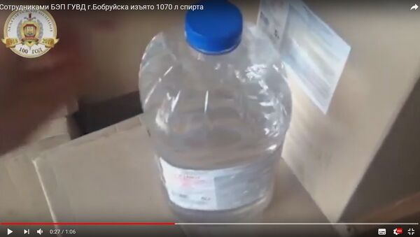 Милиция вскрыла склад, на котором бобруйчанин хранил 1000 литров спирта - Sputnik Беларусь