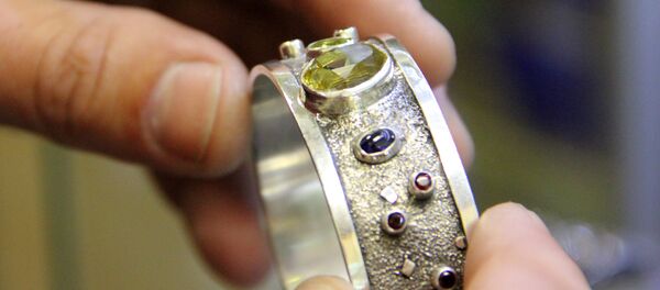 Чтобы ввезти камни из-за рубежа, нужно заплатить немалую пошлину - Sputnik Беларусь