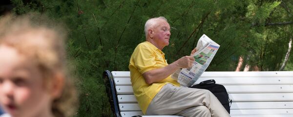Пенсіянер на лаўцы, архіўнае фота Пенсіянер на лаўцы, архіўнае фота - Sputnik Беларусь