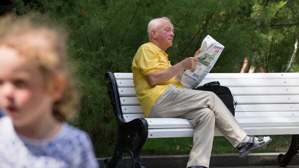Пенсионер на скамейке, архивное фото - Sputnik Беларусь