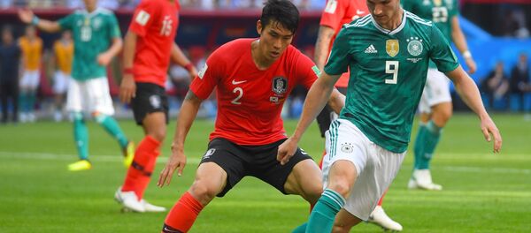 Футболисты Ли Ён (Республика Корея)и Тимо Вернер (Германия) - Sputnik Беларусь