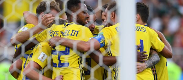 Игроки сборной Швеции радуются забитому мячу - Sputnik Беларусь