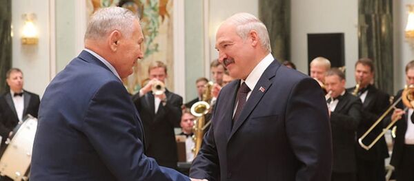 Легендарный белорусский борец Александр Медведь и президент Беларуси Александр Лукашенко Легендарный белорусский борец Александр Медведь и президент Беларуси Александр Лукашенко - Sputnik Беларусь