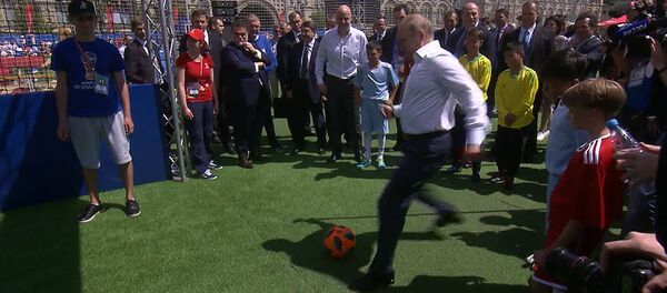 Путин и Инфантино забили голы в Парке футбола ЧМ-2018 на Красной площади - Sputnik Беларусь