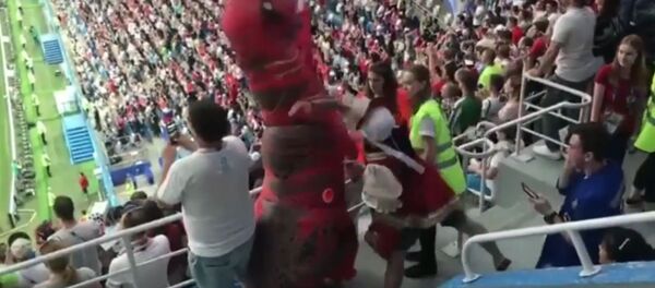 Бородатый болельщик в кокошнике подрался с динозавром Бородатый болельщик в кокошнике подрался с динозавром - Sputnik Беларусь