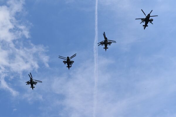 В параде примут участие и вертолеты российских ВВС - четверка Ка-52 Аллигатор прилетела в Беларусь специально для этого - Sputnik Беларусь