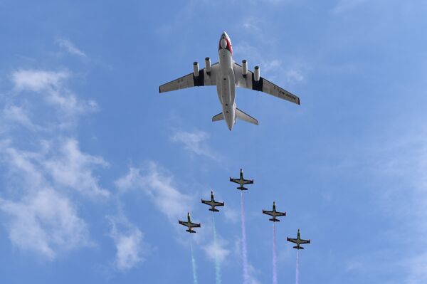 Военно-транспортный самолет Ил-76 в сопровождении пятерки учебных Л-39. - Sputnik Беларусь