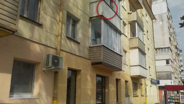 В Бобруйске ребенок пытался спуститься на улицу с балкона - Sputnik Беларусь