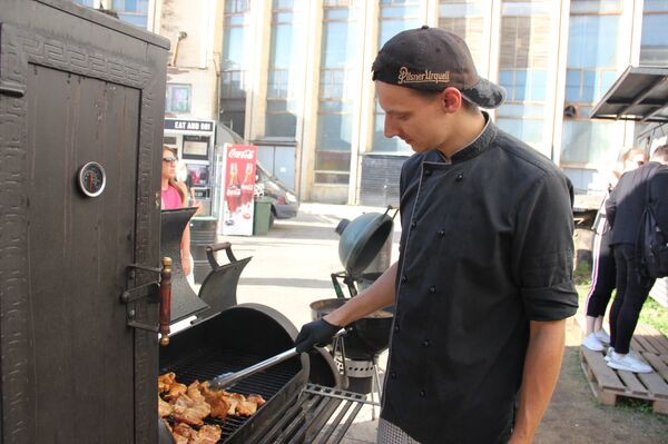 Многие блюда из фудтрака готовят на углях - Sputnik Беларусь