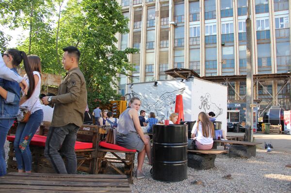 Если погода хорошая, то еда на воздухе всегда вкуснее  - Sputnik Беларусь