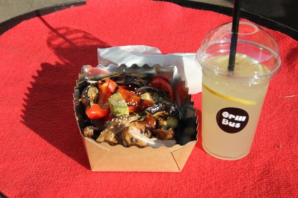 Фудтрак - отличная возможность съесть овощи-гриль без длительного ожидания - Sputnik Беларусь