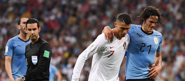 Слева направо Криштиану Роналду (Португалия) и Эдинсон Кавани (Уругвай) - Sputnik Беларусь