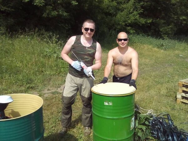 Чтобы в бочки не попадала вода, их замазывали силиконом - Sputnik Беларусь