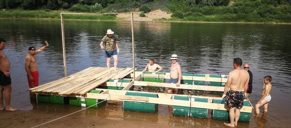 Плот получился большим, но делали его относительно недолго - Sputnik Беларусь