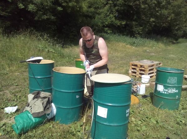 Вся нагрузка легла на бочки, несмотря на то, что их замазали силиконом, некоторые все равно стали пропускать воду - Sputnik Беларусь