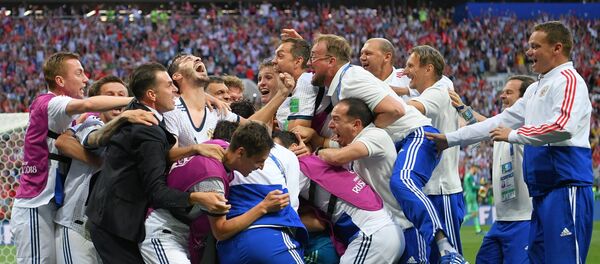 Игроки сборной России радуются победе в матче 1/8 финала чемпионата мира по футболу между сборными Испании и России Игроки сборной России радуются победе в матче 1/8 финала чемпионата мира по футболу между сборными Испании и России - Sputnik Беларусь