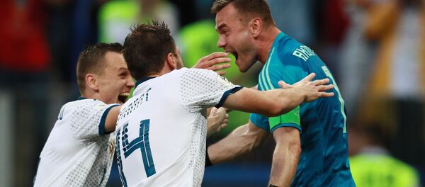 Игроки сборной России радуются победе в матче 1/8 финала чемпионата мира по футболу между сборными Испании и России - Sputnik Беларусь