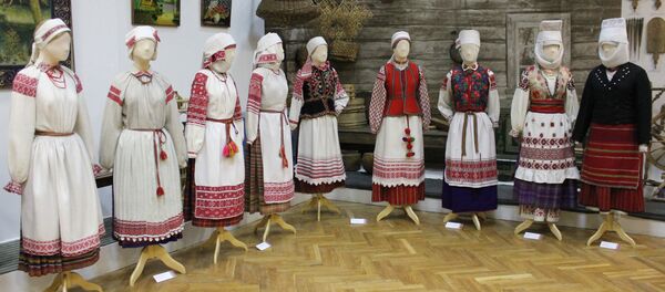 Здалёк можна пазнаць, з якой мясцовасці чалавек: па агульным сілуэце, спосабах нашэння галаўнога ўбору, прапарцыянальных суадносінах і характару арнаменту - Sputnik Беларусь