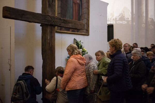 Католики преклоняли колени у креста, чтобы помолиться. - Sputnik Беларусь