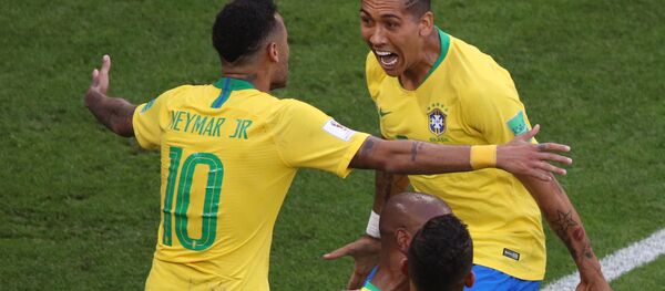 Бразильские футболисты празднуют забитый мяч в ворота Мескики - Sputnik Беларусь