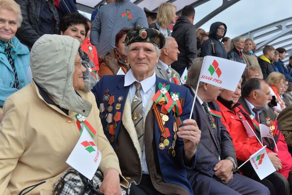 На парад кроме минчан и гостей города пришли и свидетели событий Великой Отечественной войны - Sputnik Беларусь
