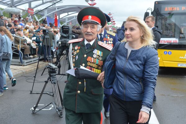 К сожалению, ветеранов с каждым годом становится все меньше, поэтому они - наиболее желанные гости на трибунах - Sputnik Беларусь