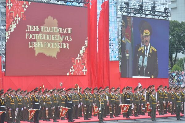 Во время торжественных мероприятий к белорусам традиционно обратился президент Александр Лукашенко - Sputnik Беларусь