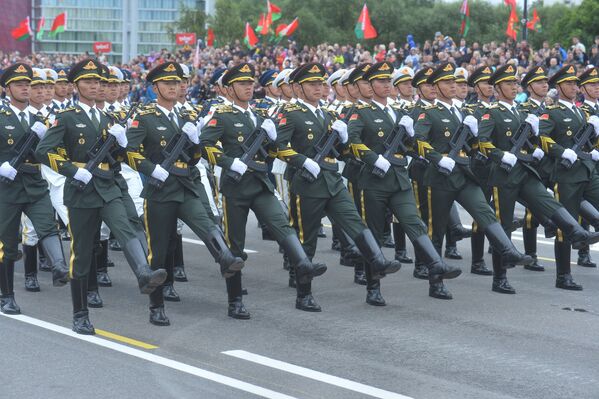 Затем прошла коробка гостей из Китая - военнослужащие прибыли специально для участия в параде - Sputnik Беларусь