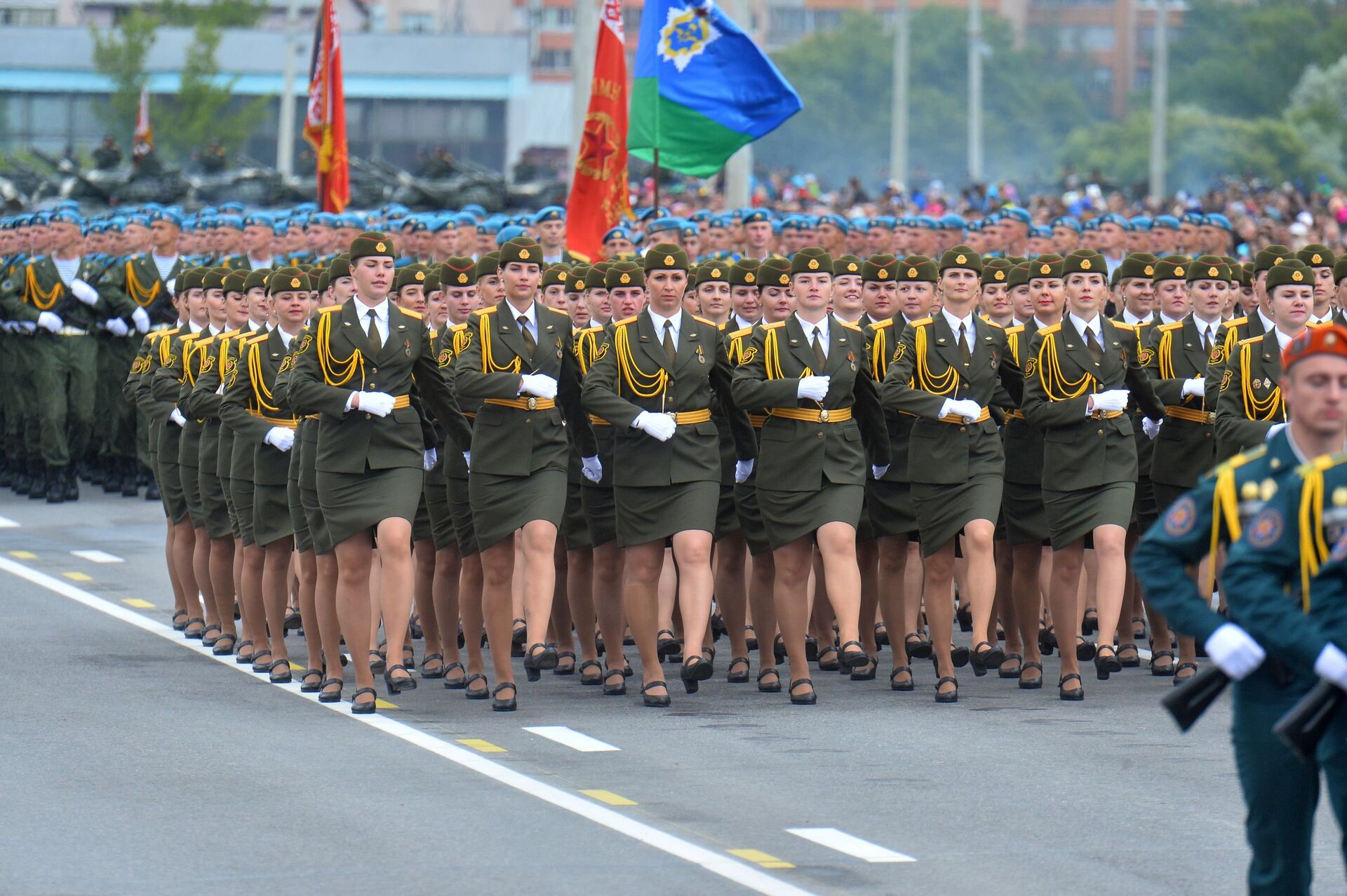 Впервые в этом году в параде приняли участие девушки - причем такая честь выпала только лучшим - Sputnik Беларусь, 1920, 28.06.2022