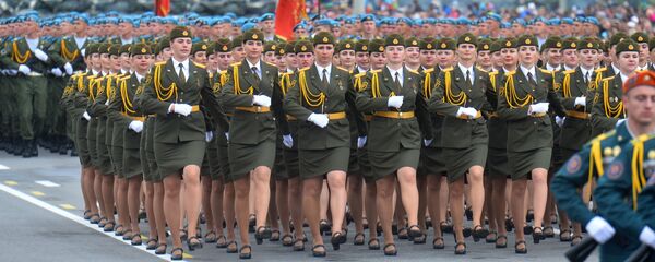 Упершыню ў гэтым годзе ў парадзе прынялі ўдзел дзяўчыны - прычым такі гонар выпаў толькі лепшым. Упершыню ў гэтым годзе ў парадзе прынялі ўдзел дзяўчыны - прычым такі гонар выпаў толькі лепшым. - Sputnik Беларусь