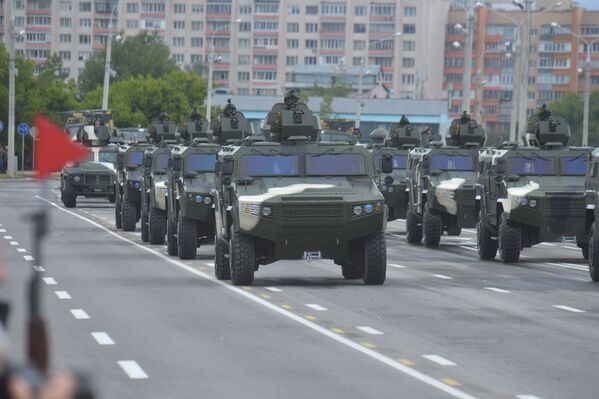В параде принимали участие и бронемашины, подаренные Беларуси Китаем. На фото - бронированные автомобили Дракон - Sputnik Беларусь