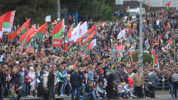 Посмотреть на парад, несмотря на периодически моросивший дождь, собрались тысячи минчан и гостей города - Sputnik Беларусь