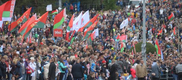 Посмотреть на парад, несмотря на периодически моросивший дождь, собрались тысячи минчан и гостей города Посмотреть на парад, несмотря на периодически моросивший дождь, собрались тысячи минчан и гостей города - Sputnik Беларусь