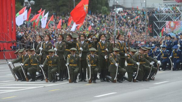 Вайсковую частку парада завяршыла выступленне салдат роты ганаровай варты - Sputnik Беларусь