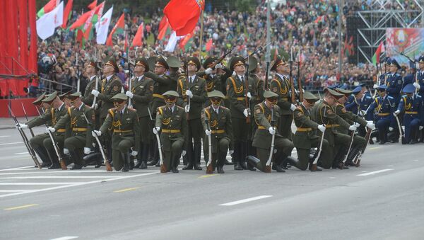 Военную часть парада завершило завораживающее выступление солдат роты почетного караула - Sputnik Беларусь