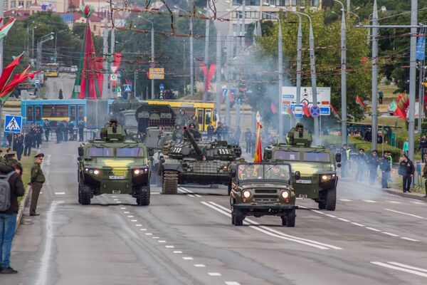 Впереди колонны ехали бронеавтомобили Дракон, которые недавно поступили на вооружение Западного оперативного командования - Sputnik Беларусь