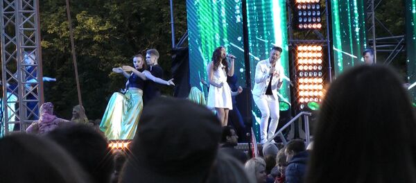 Фіналістка конкурсу Ты супер! праспявала на канцэрце з Тэа Фіналістка конкурсу Ты супер! праспявала на канцэрце з Тэа - Sputnik Беларусь